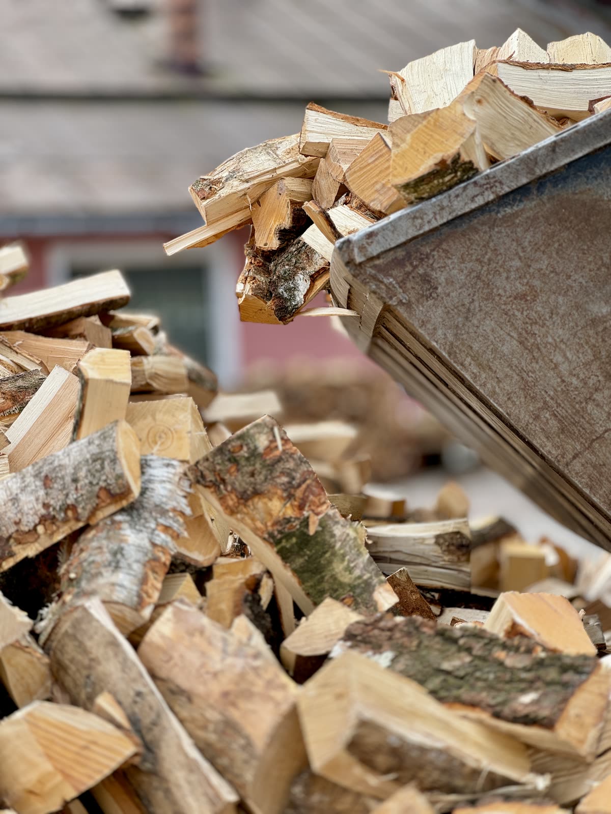 Naskládané palivové dřevo z vlastní produkce – kvalitní polena připravená k dodání